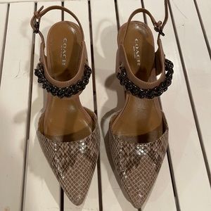 Coach leather pump in tan 6B